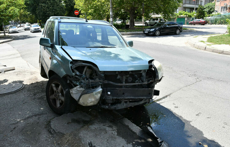Хасковлийка с Нисан не спря на „Стоп“ и се заби в Опел, пострада пътник