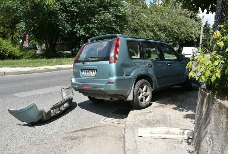 Хасковлийка с Нисан не спря на „Стоп“ и се заби в Опел, пострада пътник