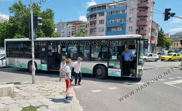 Автобус на градския транспорт затрудни движението на кръстовището до пазара