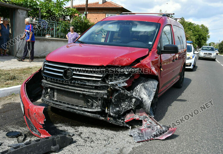 Водач пострада при челен удар между Фиат и Фолксваген