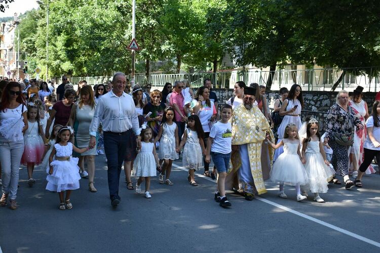 Стотици момиченца участваха в ритуала "Калиница" в Асеновград 