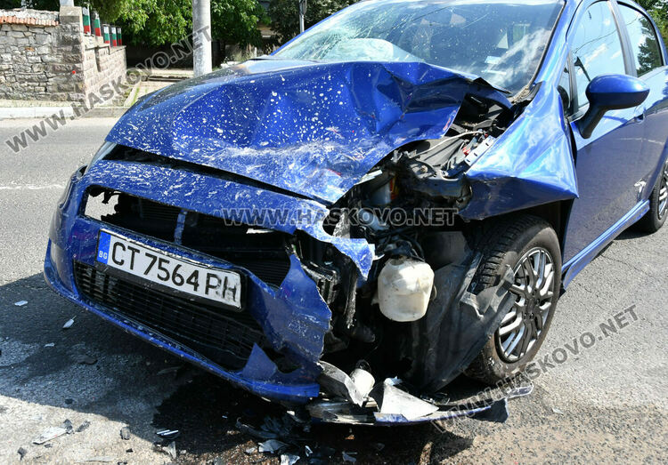 Водач пострада при челен удар между Фиат и Фолксваген