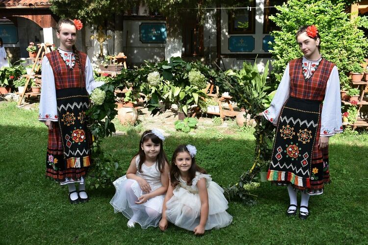 Стотици момиченца участваха в ритуала "Калиница" в Асеновград 