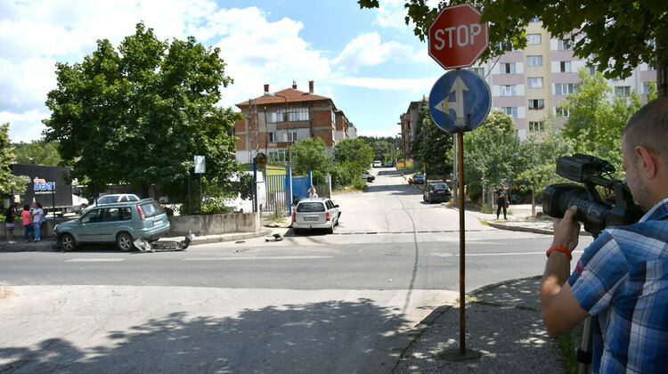 Хасковлийка с Нисан не спря на „Стоп“ и се заби в Опел, пострада пътник