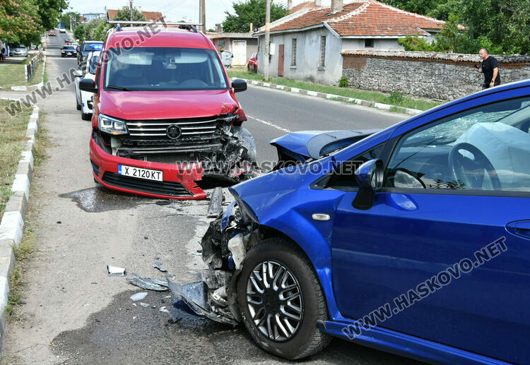 Водач пострада при челен удар между Фиат и Фолксваген