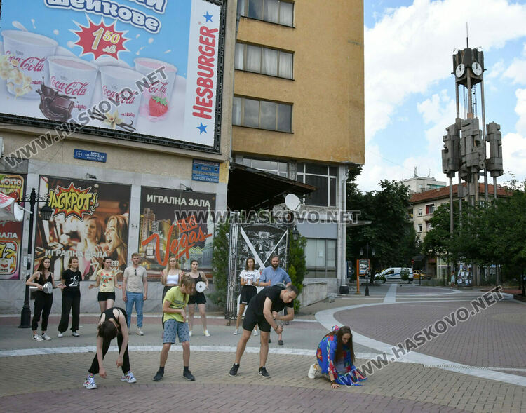 Студенти и ментори от Исландия с улично представление в Хасково