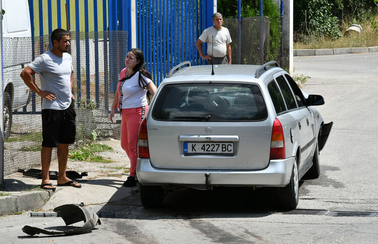 Хасковлийка с Нисан не спря на „Стоп“ и се заби в Опел, пострада пътник