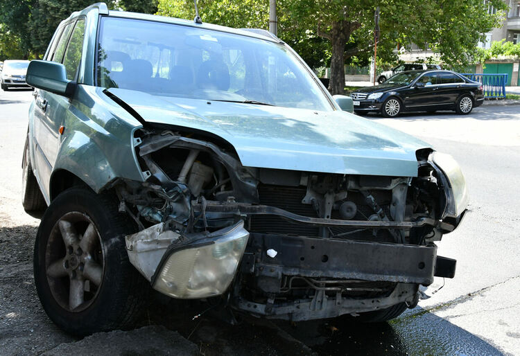 Хасковлийка с Нисан не спря на „Стоп“ и се заби в Опел, пострада пътник