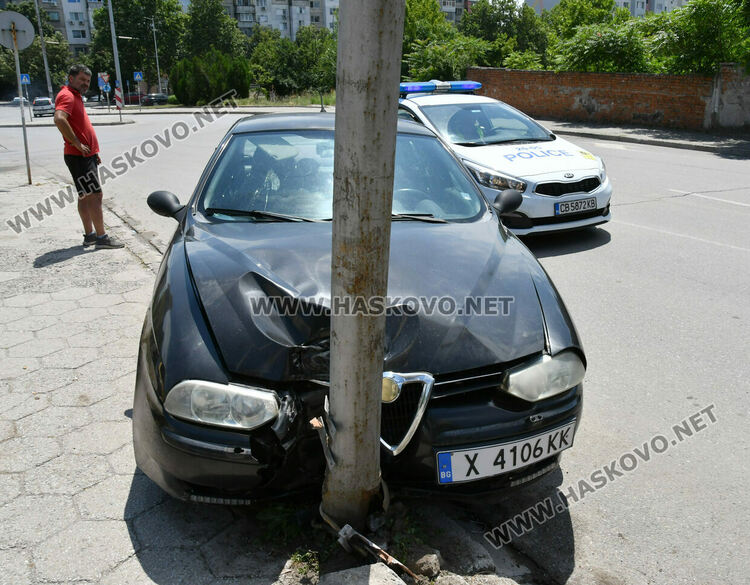 Водачка се заби с Алфа в стълб, пострада 2-годишното й дете