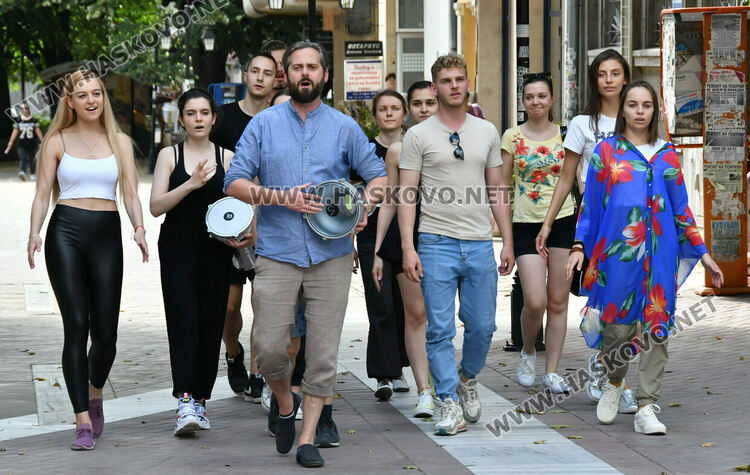 Студенти и ментори от Исландия с улично представление в Хасково