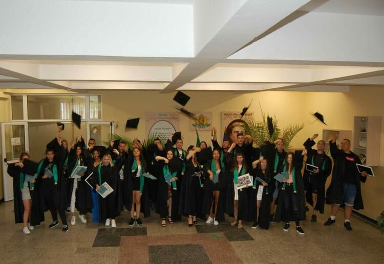 Зрелостниците на ПГСС ,,Васил Левски” получиха дипломите си