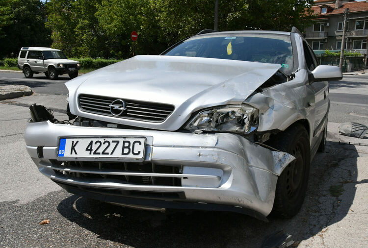 Хасковлийка с Нисан не спря на „Стоп“ и се заби в Опел, пострада пътник