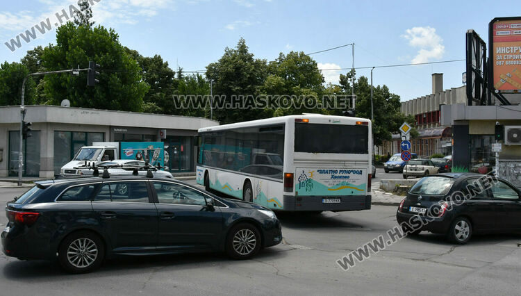 Автобус на градския транспорт затрудни движението на кръстовището до пазара