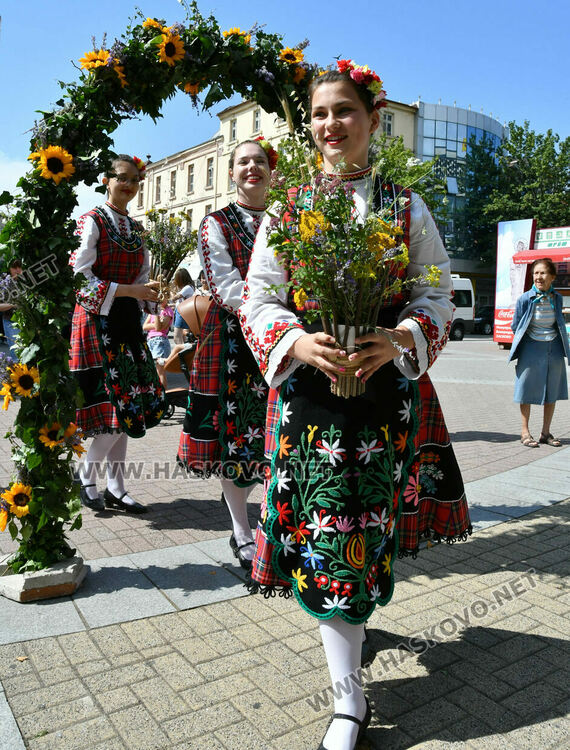 Цветен празник на билките и здравето на Еньовден в Хасково
