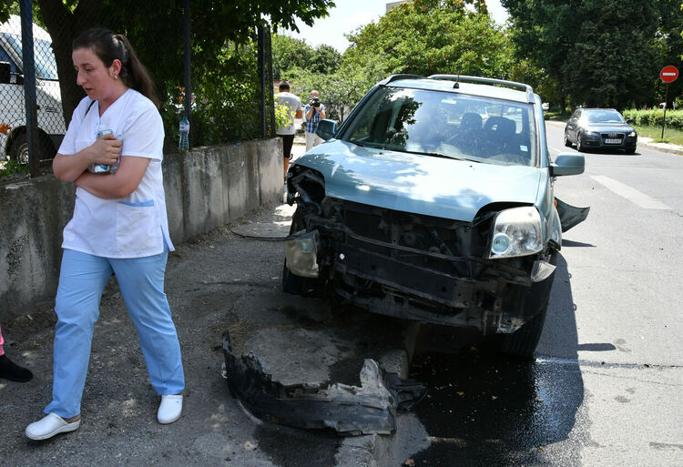 Хасковлийка с Нисан не спря на „Стоп“ и се заби в Опел, пострада пътник
