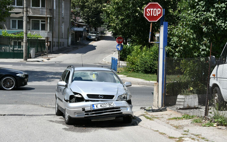 Хасковлийка с Нисан не спря на „Стоп“ и се заби в Опел, пострада пътник