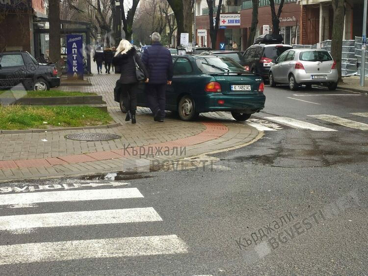 Край на паркирането върху тротоарите в центъра на Кърджали, ще глобяват и служителите от Синята зона