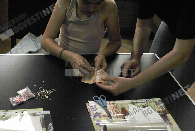 Българските носии възкръсват върху кукли,  изработват ги деца от Кърджали