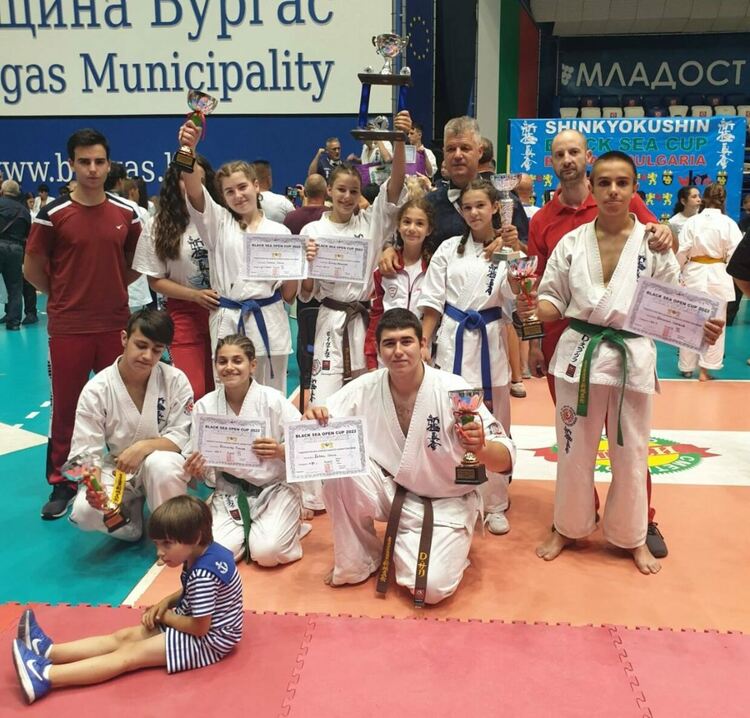 Добро представяне на каратеките от “Мълния” на Международния турнир в Бургас