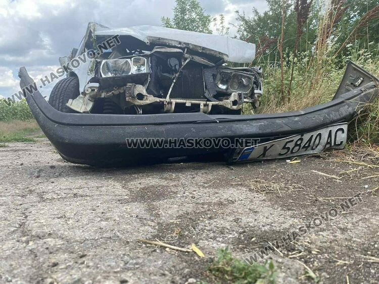 Три коли катастрофираха край Хасково, пострада водач