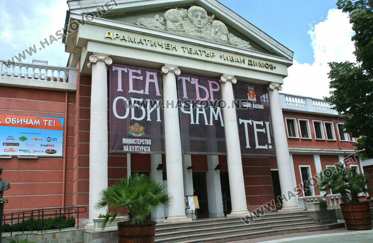 Хасковлийка сигнализира за бедстващи гълъби в театъра