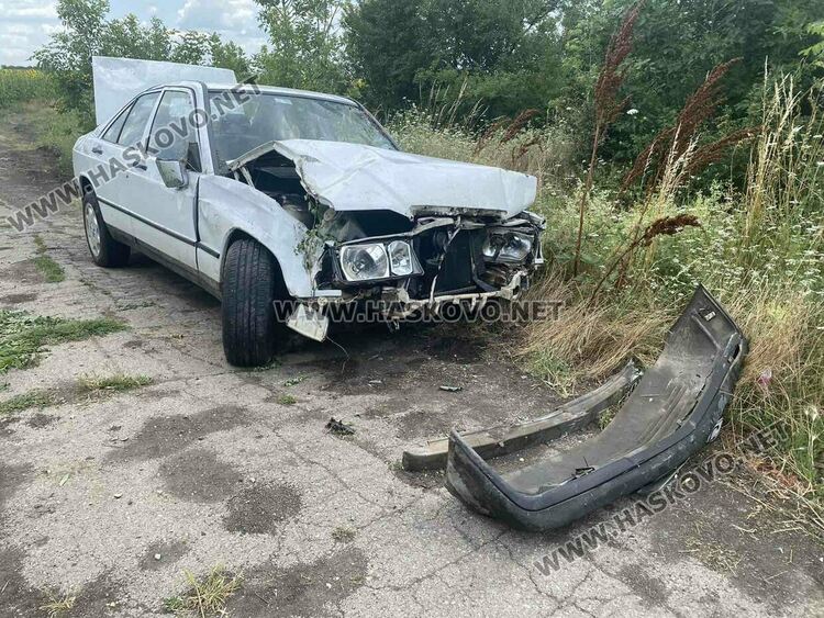 Три коли катастрофираха край Хасково, пострада водач