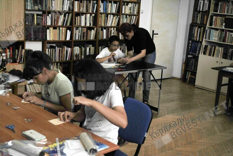 Българските носии възкръсват върху кукли,  изработват ги деца от Кърджали