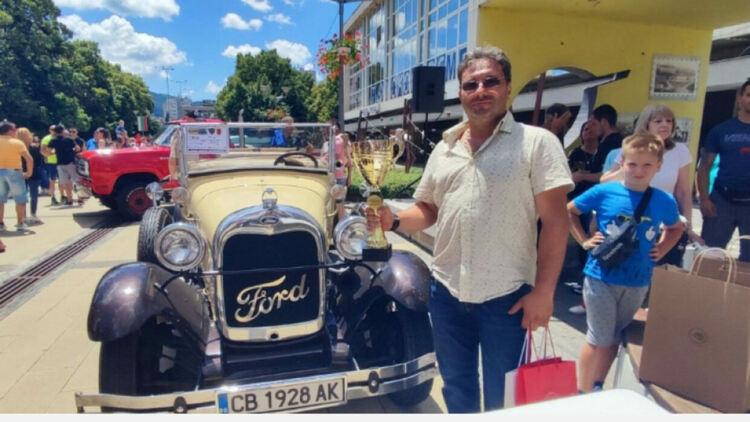 150 автомобили и мотоциклети участваха в ретропарад в Перник