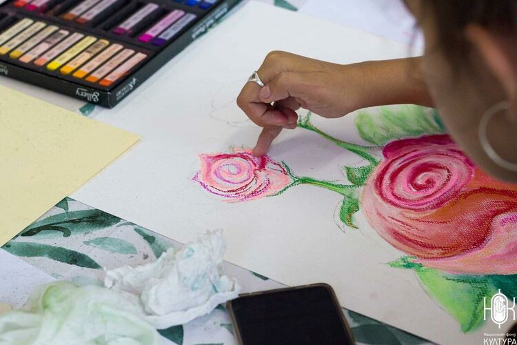 Картини с ухание на рози нарисуваха в Казанлък децата от школа „Колорит“
