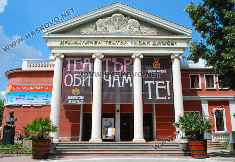 Хасковлийка сигнализира за бедстващи гълъби в театъра