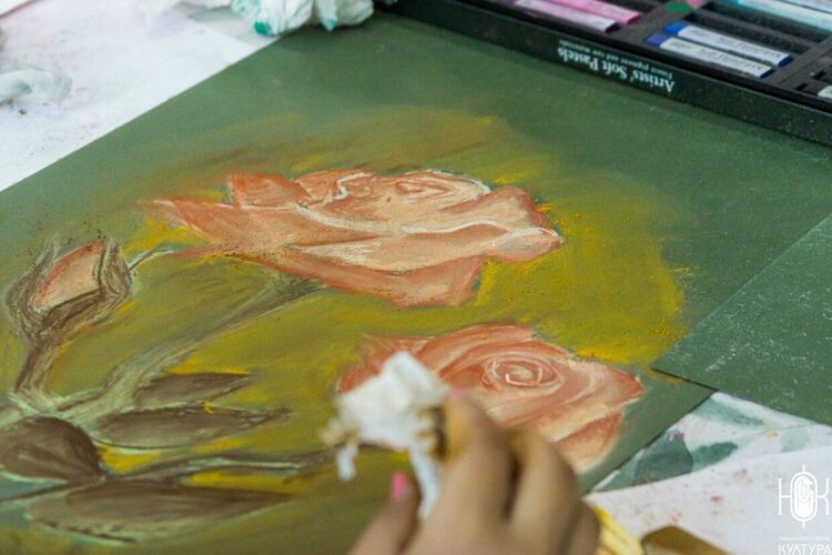 Картини с ухание на рози нарисуваха в Казанлък децата от школа „Колорит“