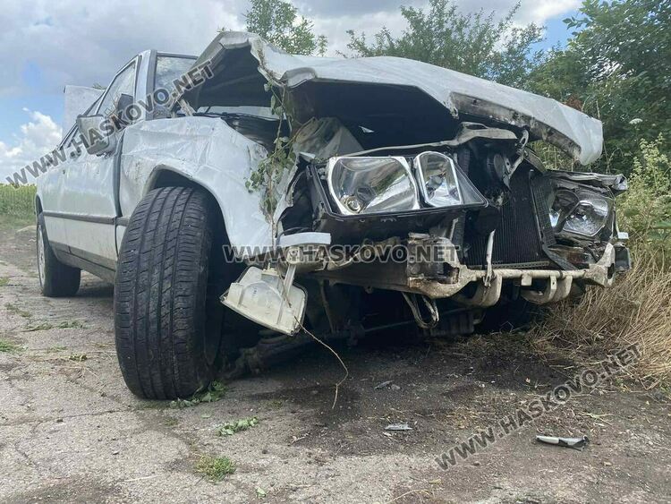 Три коли катастрофираха край Хасково, пострада водач