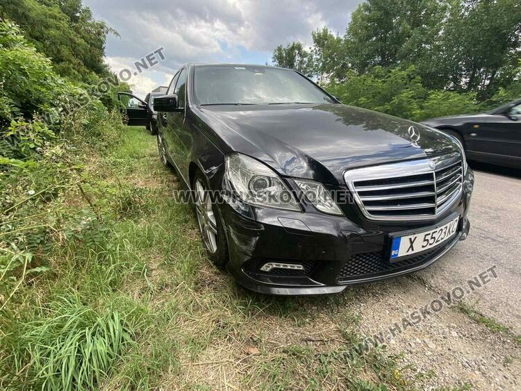 Три коли катастрофираха край Хасково, пострада водач