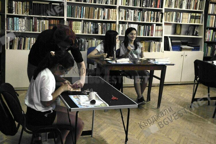 Българските носии възкръсват върху кукли,  изработват ги деца от Кърджали