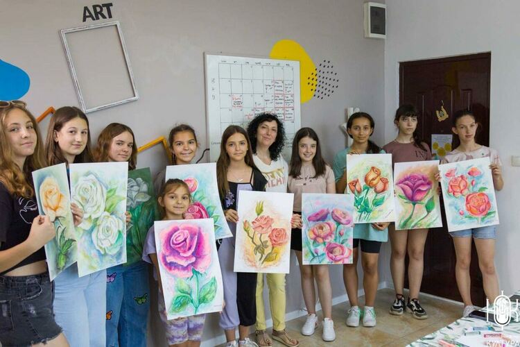 Картини с ухание на рози нарисуваха в Казанлък децата от школа „Колорит“