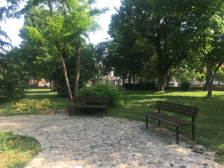 Слънце, облаци и дъжд с гръмотевици на места