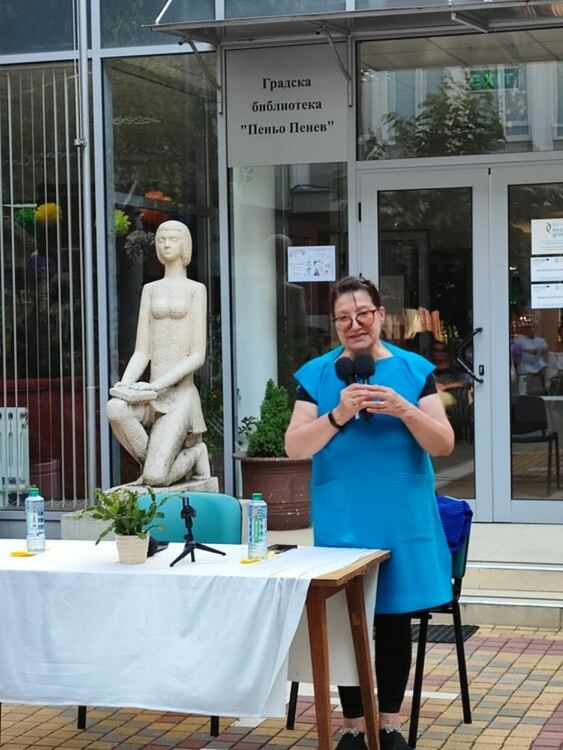 Юлияна Антонова-Мурата представи книгата си "Сан сан, Япония" пред димитровградска публика