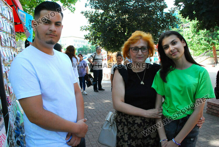 Траяна Николова (в средата)