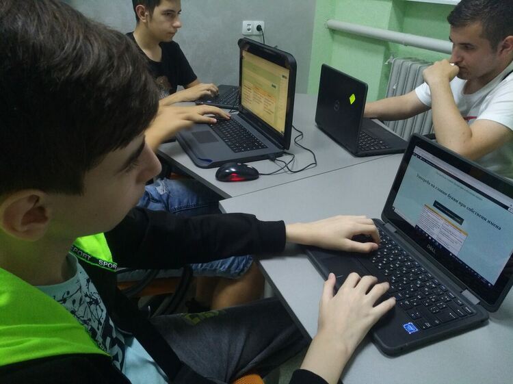 Десетокласниците ни на „ти” с информационните технологии, нивото им над средното за страната