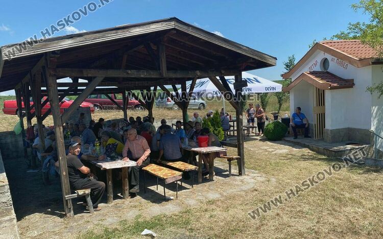 Близнаците Петя и Петьо дадоха курбан за имения си ден в с. Конуш