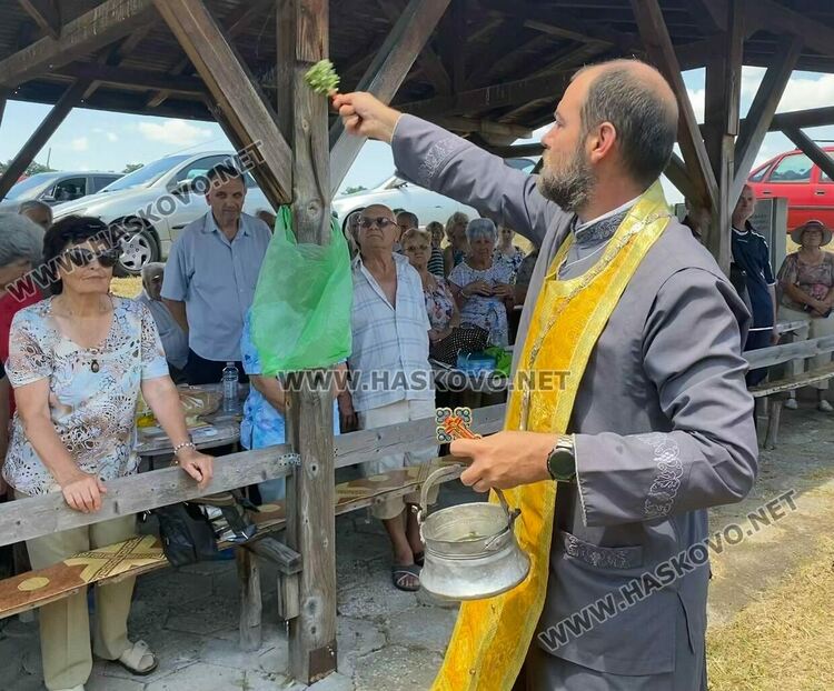 Близнаците Петя и Петьо дадоха курбан за имения си ден в с. Конуш