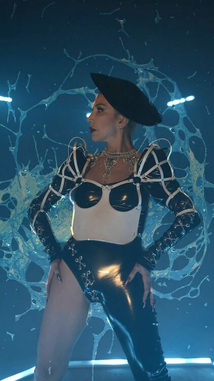 Турската звезда Ханде Йенер снима клип в костюм на български дизайнер