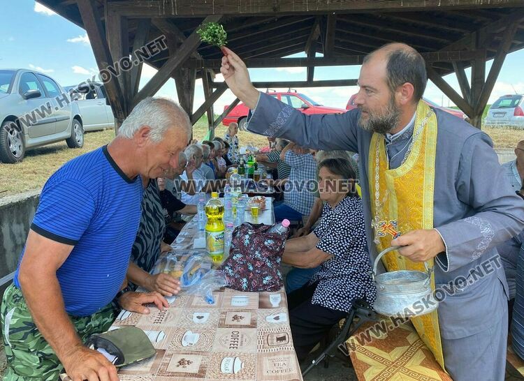 Близнаците Петя и Петьо дадоха курбан за имения си ден в с. Конуш