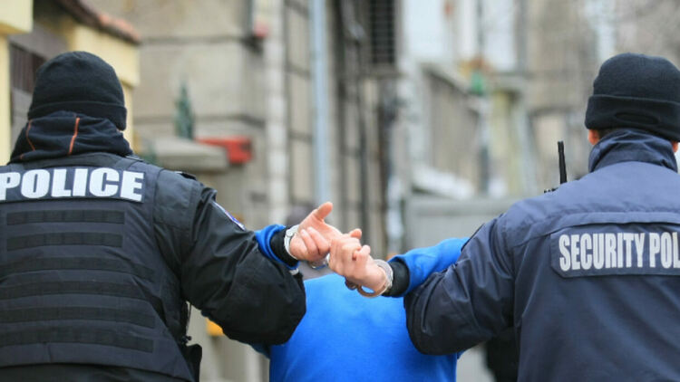 Задържаха издирван перничанин