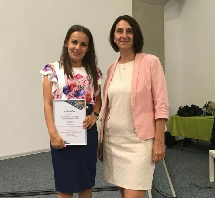 Александра Стефанова /вляво/