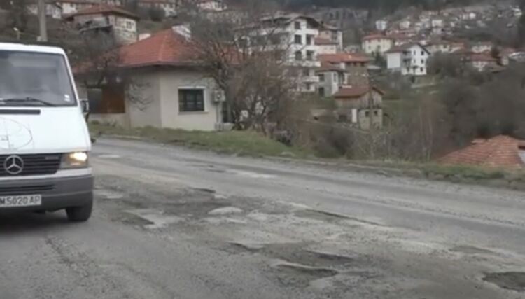 Върнаха строителните машини на пътя Баните-Соколовци, за другите пътища има надежда и съмнения