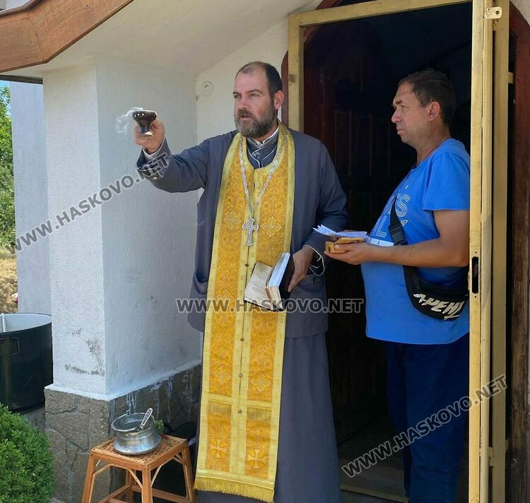 Близнаците Петя и Петьо дадоха курбан за имения си ден в с. Конуш