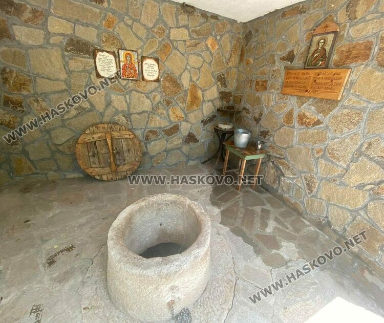 Близнаците Петя и Петьо дадоха курбан за имения си ден в с. Конуш