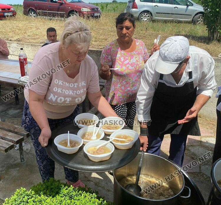 Близнаците Петя и Петьо дадоха курбан за имения си ден в с. Конуш