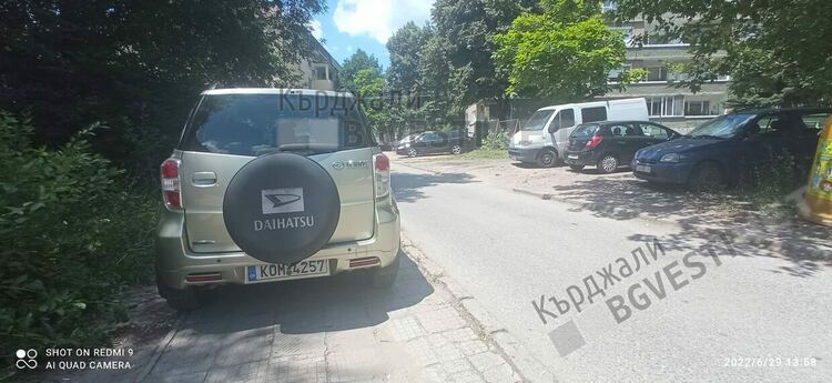 Наглост!Грък паркира на тротоара в Синята зона